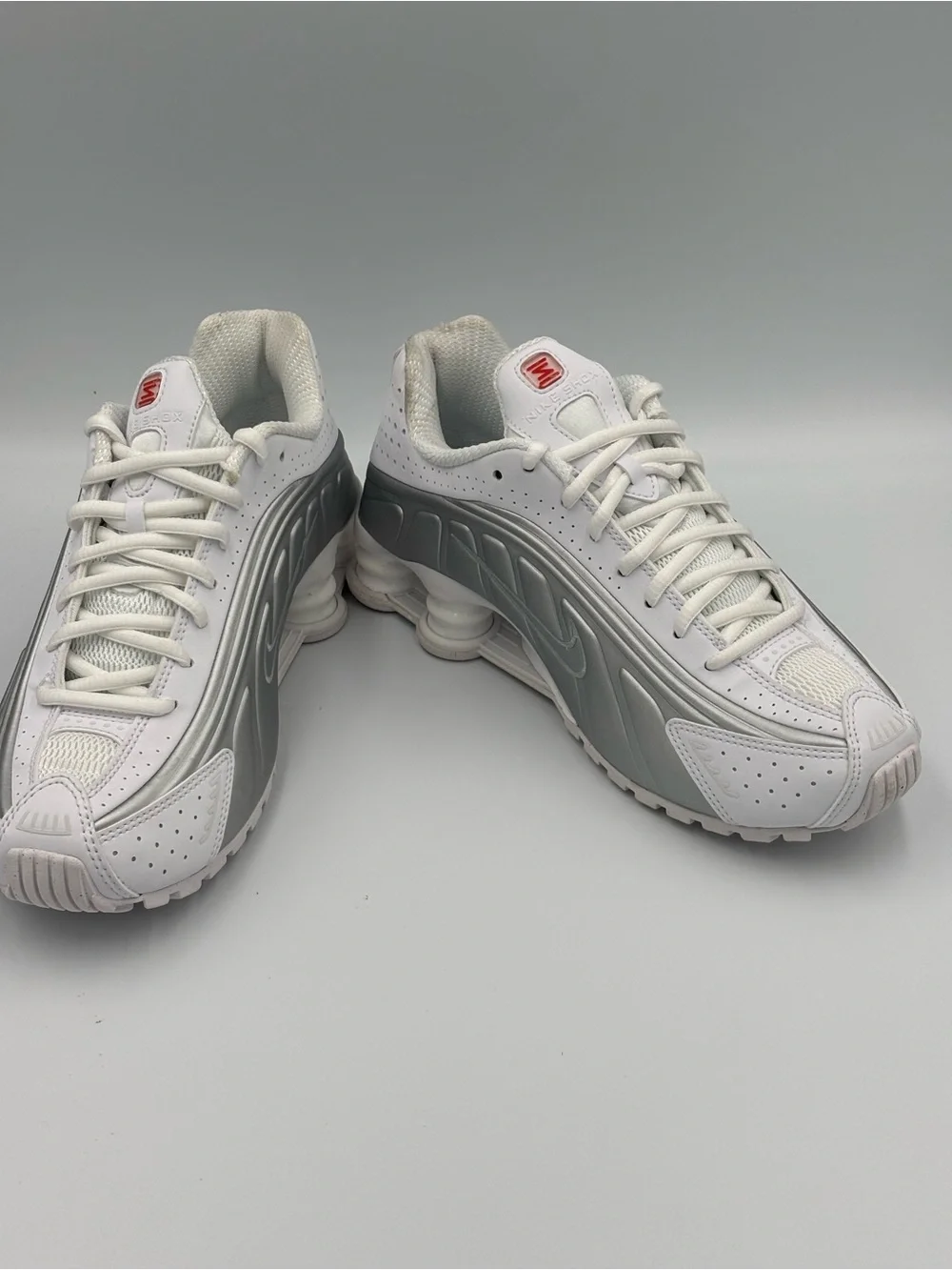 Nike Shox R4 White Metallic Silver Women’s Sneakers AR3565-101 Size 6.5 New